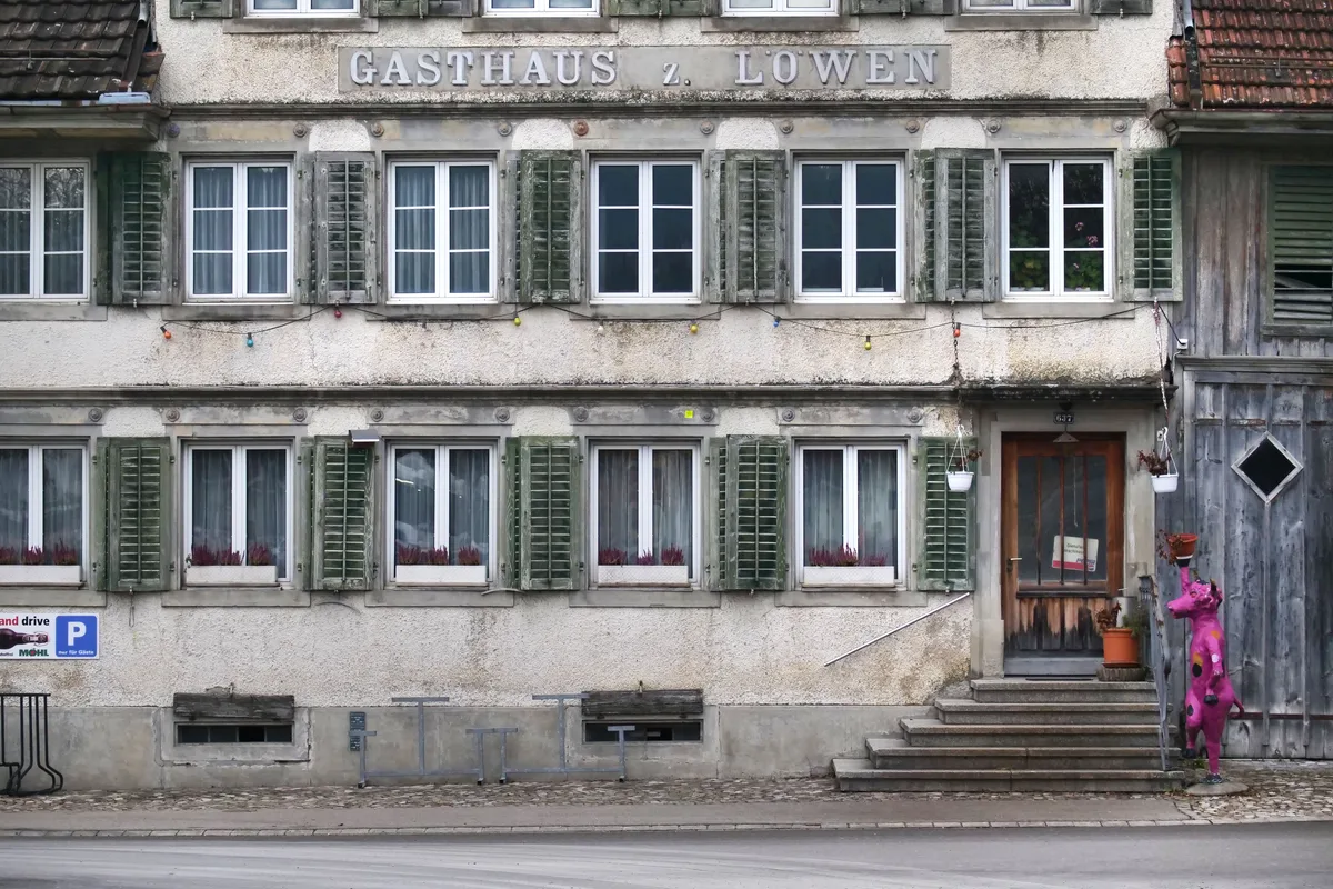 Das Restaurant Löwen von aussen. Es sieht ziemlich in die Jahre gekommen aus.